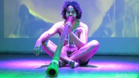 Yang asyik adalah pertunjukan terompet khas Australia yang disebut Didgeridoo. Didgeridoo hanya dimainkan oleh pria. Cara meniupnya juga unik dengan vibrasi dan suara yang meniru suara dan perilaku hewan Australia (Fitraya/detikTravel)