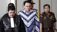 Ahok didampingi kuasa hukumnya tiba di auditorium Kementerian Pertanian, Jl RM Harsono, Jakarta Selatan, Selasa (9/5/2017). Pool/Kurniawan Masud.