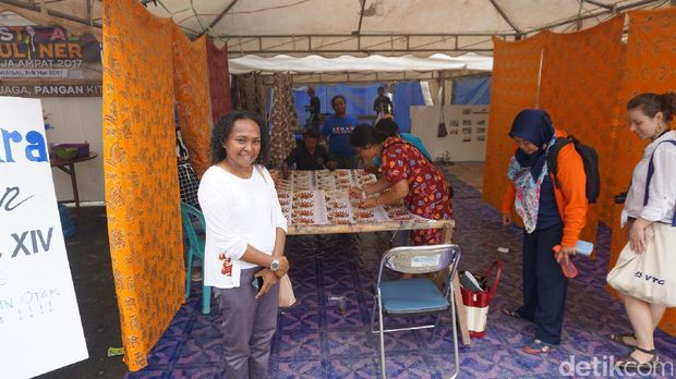 Kartini Mansmor dan stan batik Raja Ampat (Masaul/detikTravel)