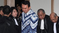 Ahok juga didampingi oleh sang adik, Fifi Lety Indra yang juga adalah pengacaranya. Foto: Pool/Sigid Kurniawan