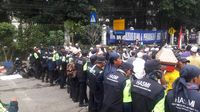 Massa Kontra Ahok Bubarkan Diri dengan Tertib Sambil Salawatan