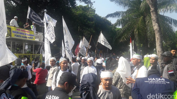 Massa Kontra Mulai Orasi di Sidang Vonis Ahok