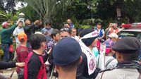 Massa pendukung Ahok di depan Gedung Kementan.