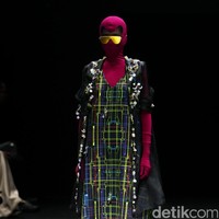 Koleksi busana terbaru dari brand Mel Ahyar First yang mengusung tema Fractal Gradina di Plaza Indonesia Fashion Week 2017. Plaza Indonesia. Thamrin. Jakarta. [Foto: Mohammad Abduh/Wolipop]