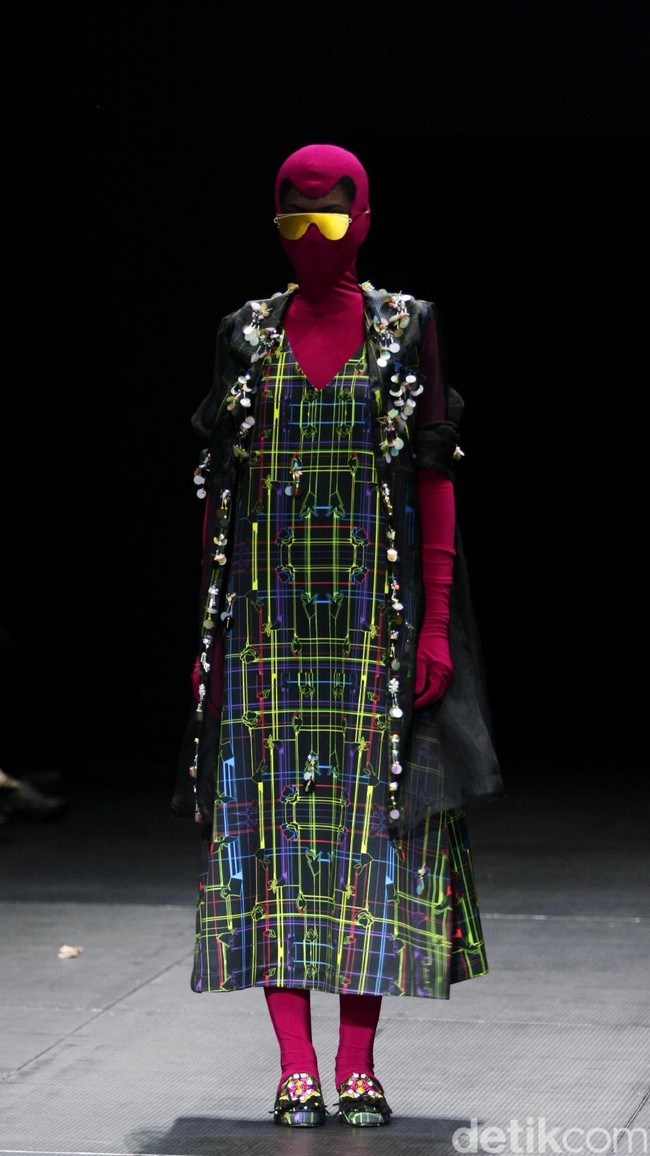 Koleksi busana terbaru dari brand Mel Ahyar First yang mengusung tema Fractal Gradina di Plaza Indonesia Fashion Week 2017. Plaza Indonesia. Thamrin. Jakarta. [Foto: Mohammad Abduh/Wolipop]