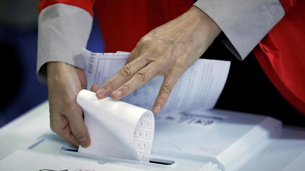 Surat suara pilpres Korsel dimasukkan ke dalam kotak suara
