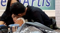 Kemudian Raffi juga mencium sang putra Rafathar.