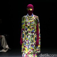 Koleksi busana terbaru dari brand Mel Ahyar First yang mengusung tema Fractal Gradina di Plaza Indonesia Fashion Week 2017. Plaza Indonesia. Thamrin. Jakarta. [Foto: Mohammad Abduh/Wolipop]