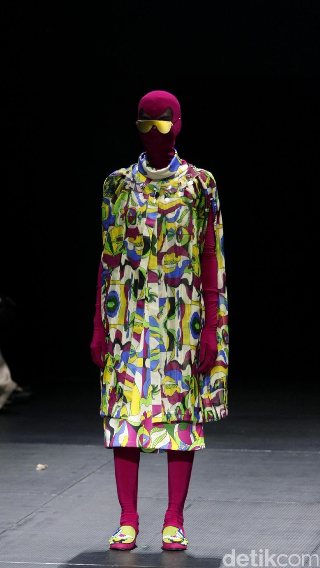 Koleksi busana terbaru dari brand Mel Ahyar First yang mengusung tema Fractal Gradina di Plaza Indonesia Fashion Week 2017. Plaza Indonesia. Thamrin. Jakarta. [Foto: Mohammad Abduh/Wolipop]