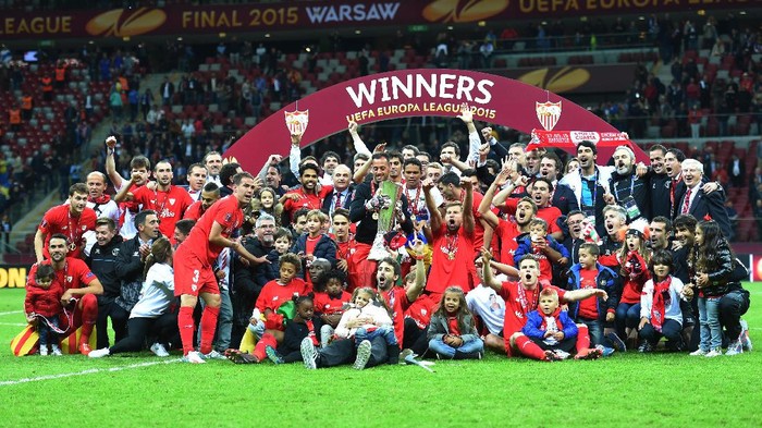 WARSAW, POLAND - MAY 27:  Sevilla players celebrate victory with the trophy after the UEFA Europa League Final match between FC Dnipro Dnipropetrovsk and FC Sevilla on May 27, 2015 in Warsaw, Poland.  (Photo by Michael Regan/Getty Images)