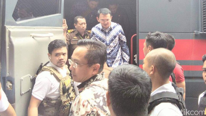 Dibawa dengan Barracuda, Ahok Tiba di Rutan Cipinang Dibawa dengan Barracuda, Ahok Tiba di Rutan Cipinang
