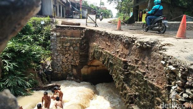  Jembatan Cipari II Serang amblas.