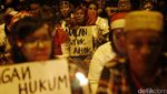 Massa Pendukung Ahok Nyalakan Lilin di Cipinang