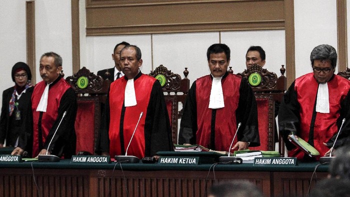 Basuki Tjahaja Purnama (Ahok) menjalani sidang vonis kasus dugaan penistaan agama di aula Kementerian Pertanian, Jakarta, Selasa (9/5/2017).