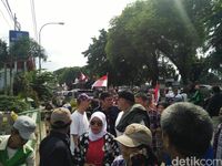 Massa pendukung Ahok berkumpul di depan Rutan Cipinang.
