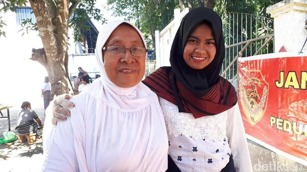 Mak Onah dan cucunya