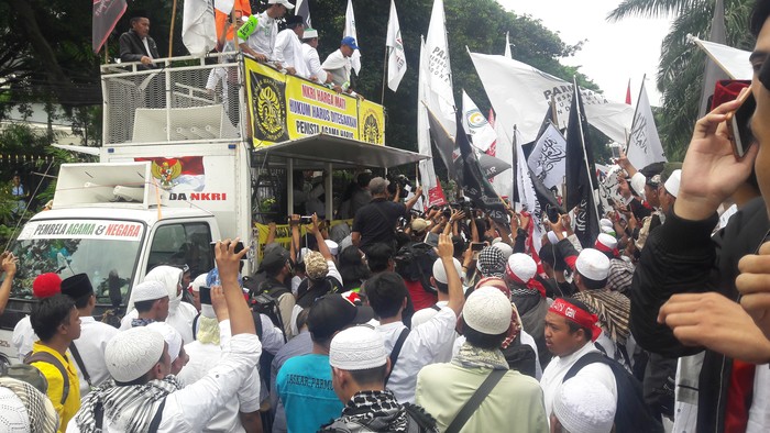 Ahok Divonis 2 Tahun Penjara, Massa Kontra Teriakkan Takbir