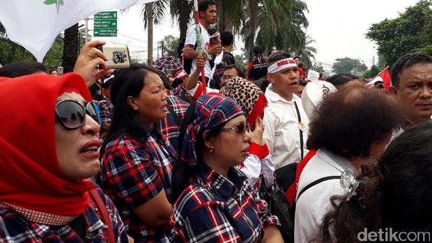 Ekspresi Pendukung Saat Ahok Divonis 2 Tahun Penjara