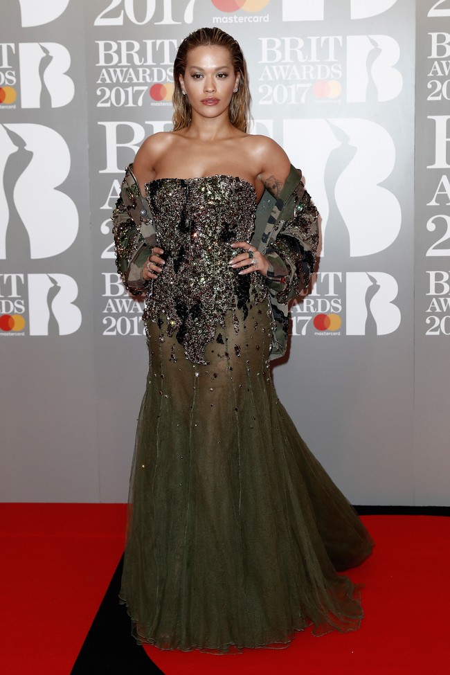 Banyak orang yang bingung dengan ras Rita Ora karena dia tampil dengan kulit gelap dan rambut yang ditata kepang cornrow. Namun sebenarnya, penyanyi asal Inggris itu adalah ras kaukasia yakni orang berkulit putih namun dia sering tampil dengan atribut ala ras negroid. Foto: Getty Images