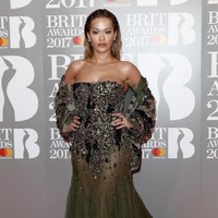 Banyak orang yang bingung dengan ras Rita Ora karena dia tampil dengan kulit gelap dan rambut yang ditata kepang cornrow. Namun sebenarnya, penyanyi asal Inggris itu adalah ras kaukasia yakni orang berkulit putih namun dia sering tampil dengan atribut ala ras negroid. Foto: Getty Images