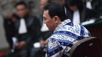 Selang satu bulan kemudian, vonis hakim terhadap kasus Ahok digelar. Ini adalah momen saat sidang vonis pada 9 Mei 2017 lalu. Foto: Pool/Sigid Kurniawan