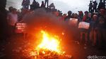 Massa Pro Ahok Lakukan Aksi Bakar-Bakar