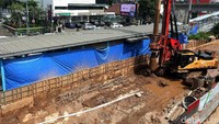 Terlihat sejumlah pekerja tengah melakukan proses pengeboran jalan tepat di tengah simpang Matraman.