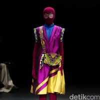 Koleksi busana terbaru dari brand Mel Ahyar First yang mengusung tema Fractal Gradina di Plaza Indonesia Fashion Week 2017. Plaza Indonesia. Thamrin. Jakarta. [Foto: Mohammad Abduh/Wolipop]