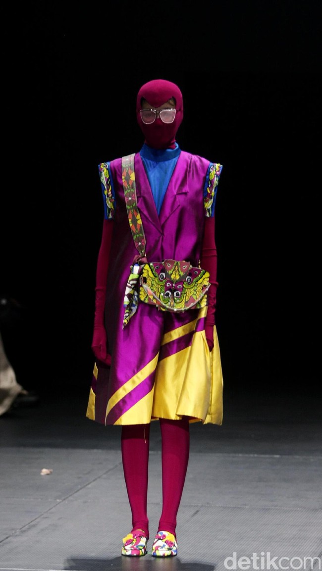 Koleksi busana terbaru dari brand Mel Ahyar First yang mengusung tema Fractal Gradina di Plaza Indonesia Fashion Week 2017. Plaza Indonesia. Thamrin. Jakarta. [Foto: Mohammad Abduh/Wolipop]