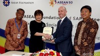 Dr. A. K. P. Mochtan, Deputy Secretary-General of ASEAN for Community & Corporate Affairs, Elaine Tan, Executive Director of ASEAN Foundation, Scott Russell, President & Managing Director of SAP Southeast Asia, dan Eugene Ho, Head of Corporate Affairs of SAP Southeast Asia, berfoto bersama dalam MoU Signing Ceremony dalam rangka peluncuran kerjasama SAP dan ASEAN Foundation di kantor ASEAN Foundation di Jakarta, (09/05/2017).