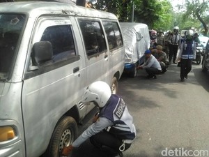 Puluhan Mobil dan 1 Metromini Terjaring Razia Parkir Liar di Tebet
