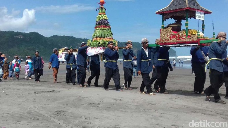 Warga Parangtritis Gelar Labuhan Pisungsung Jaladri