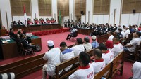 Para pengunjung mendengarkan putusan yang dibacakan hakim. Pool/Ramdani.