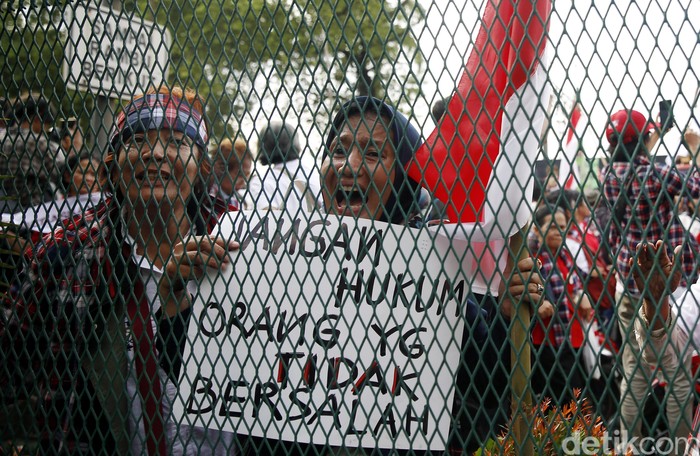 Massa Pendukung Ahok Diminta Bubar Sebelum Pukul 18.00 WIB