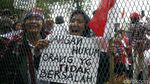Ingin Temui Ahok, Massa Goyang-goyang Pagar Rutan Cipinang