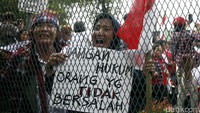 Di terik panas matahari massa pendukung Ahok mencoba merangsek masuk ke dalam Rutan Cipinang. Mereka menggoyang-goyangkan pagar lapisan paling luar.