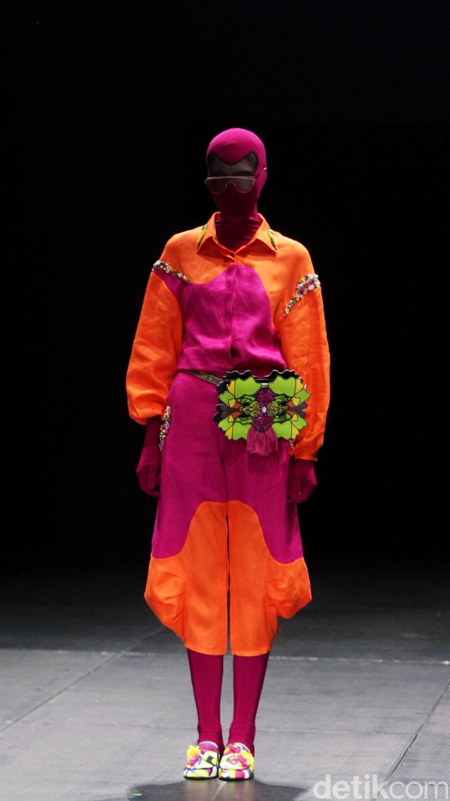 Koleksi busana terbaru dari brand Mel Ahyar First yang mengusung tema Fractal Gradina di Plaza Indonesia Fashion Week 2017. Plaza Indonesia. Thamrin. Jakarta. [Foto: Mohammad Abduh/Wolipop]