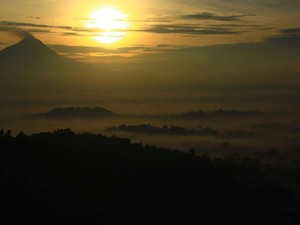 Ide Libur Waisak: Berburu Sunrise di Puthuk Setumbu