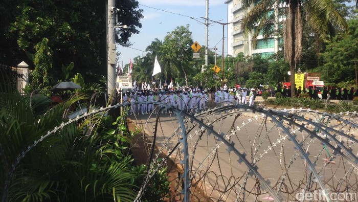 Laskar FPI Bentuk Barikade di Dekat Kawat Berduri