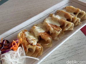 Gyoza Bar: Mencicip Gyoza Fusion dengan Topping Keju dan Saus Mentai