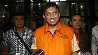 Ketua DPP Golkar bidang pemuda dan olahraga itu berjalan keluar gedung seusai menjalani pemeriksaan di gedung KPK, Jakarta, Selasa (9/5/2017).