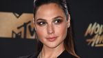 Dikritik Punya Dada Kecil, Gal Gadot Tetap Seksi Kok!