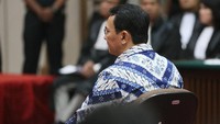 Ahok mendengarkan vonis yang dibacakan hakim. Pool/Ramdani.