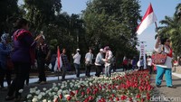 Tidak hanya bunga, para pendukung Ahok juga membawa bendera merah putih.