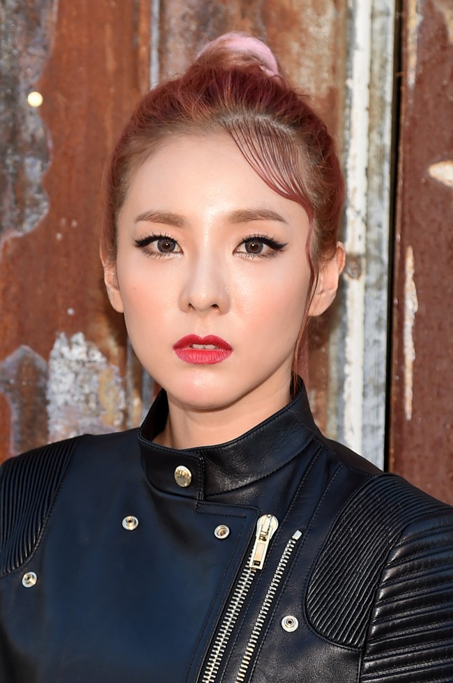 Banyak artis Korea Selatan yang awet muda. Salah satunya adalah Sandara Park (33 tahun). Sejak dulu, penampilannya masih terlihat seperti gadis kuliahan. Foto: Getty Images