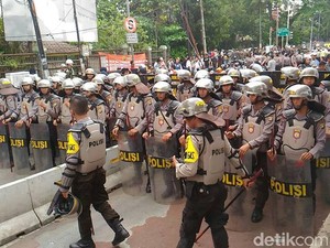 Polisi Bentuk Barikade di Jalan Dekat Halte Busway Kementan