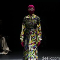 Koleksi busana terbaru dari brand Mel Ahyar First yang mengusung tema Fractal Gradina di Plaza Indonesia Fashion Week 2017. Plaza Indonesia. Thamrin. Jakarta. [Foto: Mohammad Abduh/Wolipop]