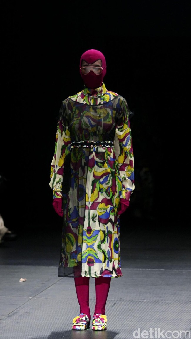 Koleksi busana terbaru dari brand Mel Ahyar First yang mengusung tema Fractal Gradina di Plaza Indonesia Fashion Week 2017. Plaza Indonesia. Thamrin. Jakarta. [Foto: Mohammad Abduh/Wolipop]