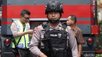 Penjagaan di sekitar rutan diperketat oleh aparat kepolisian dari Brimob.