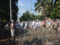 Massa Kontra Ahok, Polisi Berbaris di Belakang Kawat Berduri